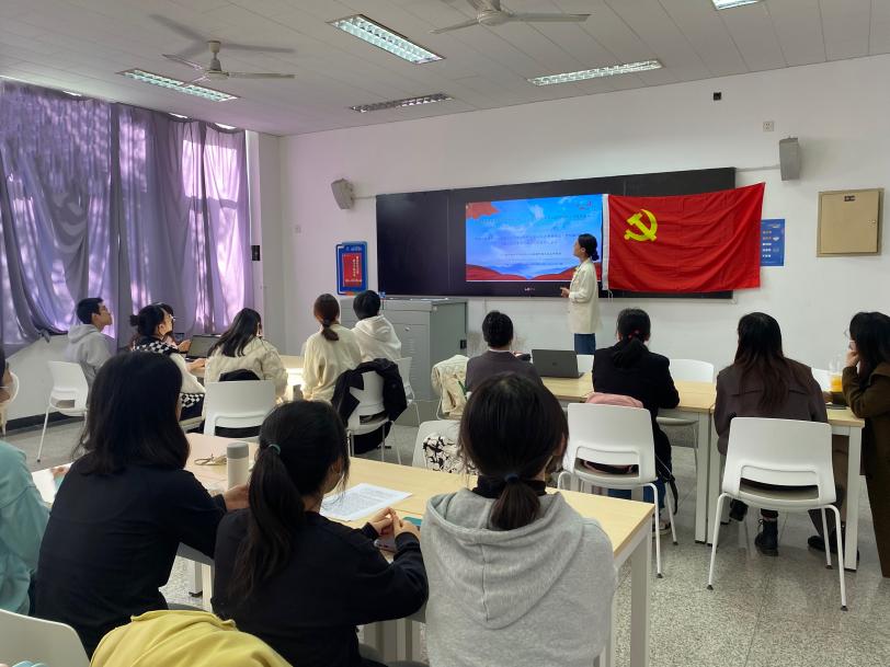 无码av
学硕研究生支部书记孙婧开展“三语共话二十大”特色党日活动